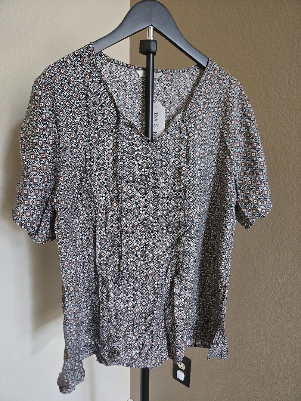 Yak N Yeti Geo Print Short Sleeve Blouse
